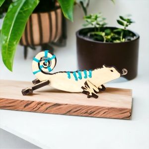 Primitives By Kathy Wooden Stitched Standup Home Décor • Iguana